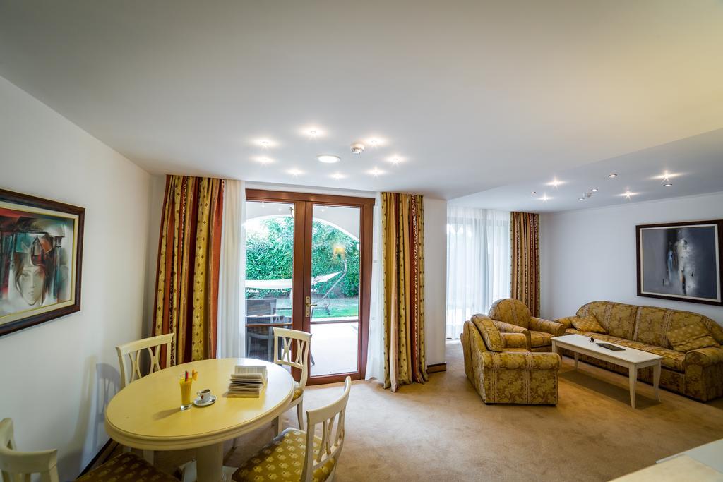 Helena Vip Villas And Suites Sunny Beach Ngoại thất bức ảnh