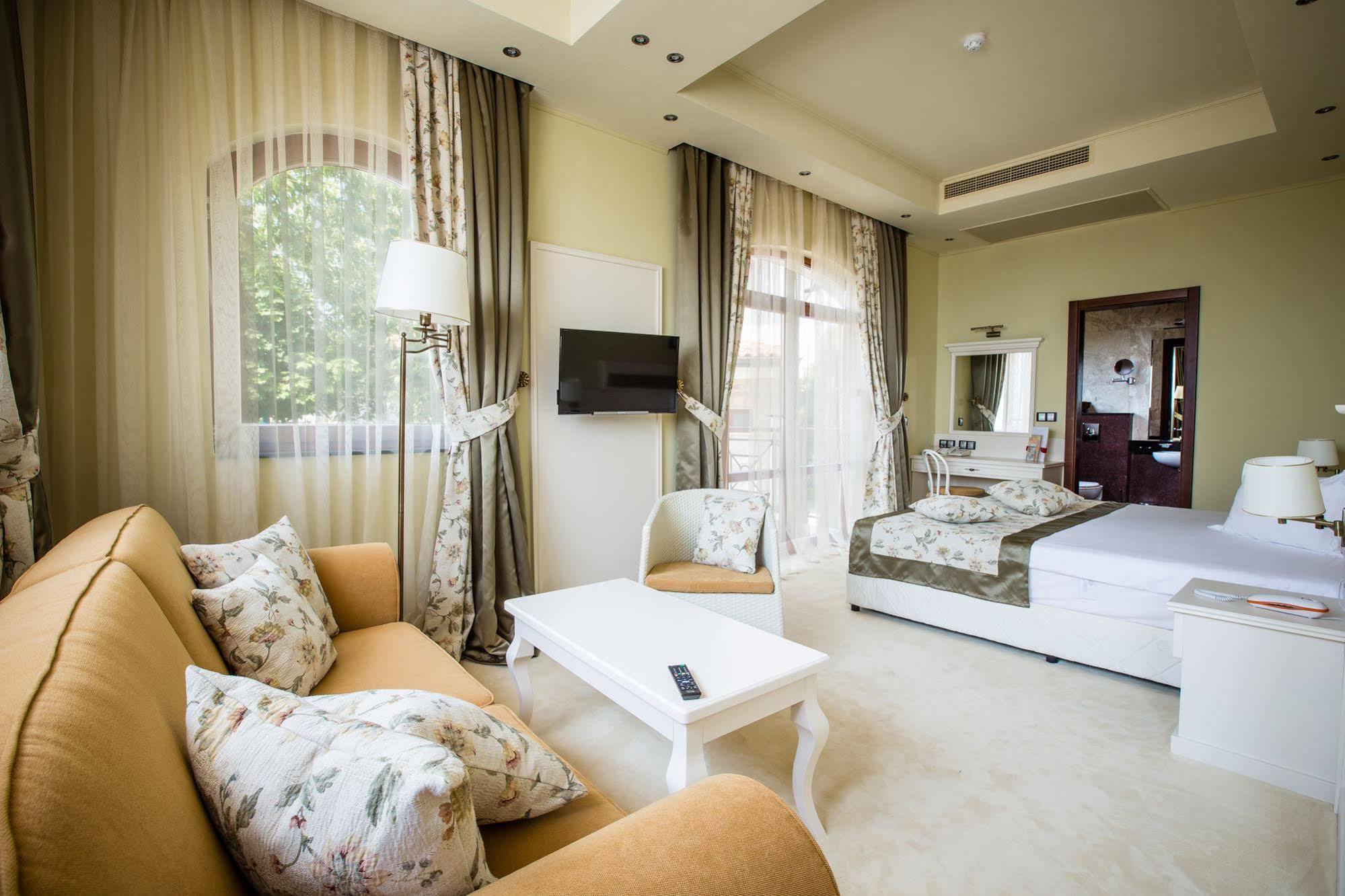 Helena Vip Villas And Suites Sunny Beach Ngoại thất bức ảnh